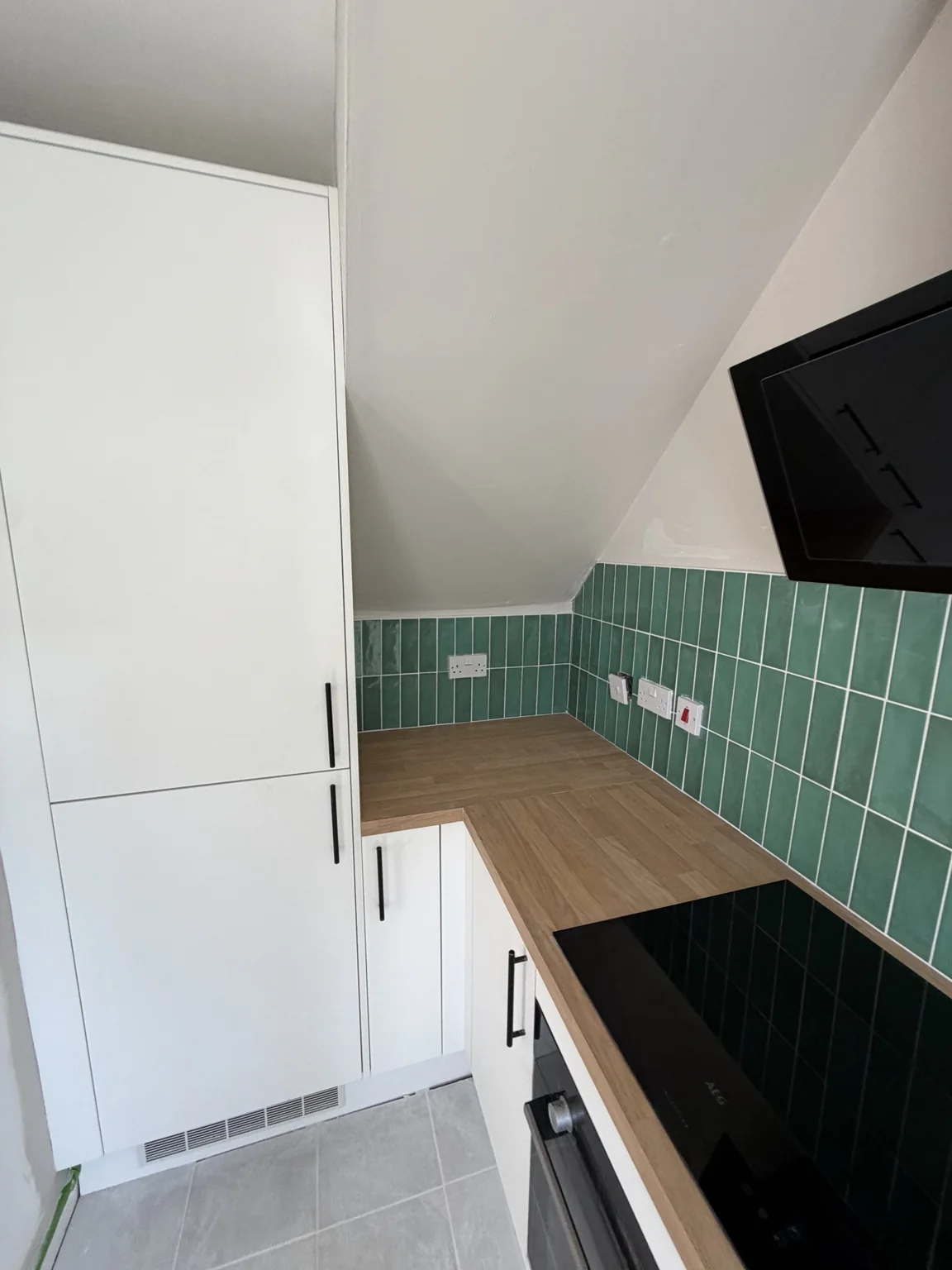 Green vertical kitchen splashback tiling